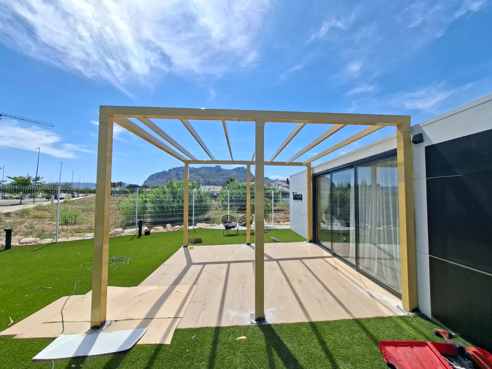 Estructura metálica amarillo en un exterior al aire libre