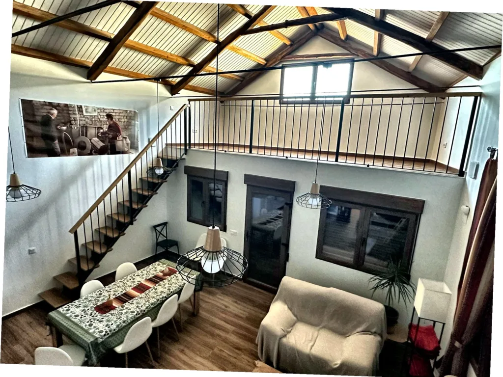 Hogar interior con escaleras de madera